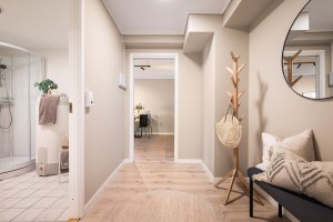 Praktisk inngangsparti med nylig malte overflater (2026) og god plass til jakker og sko. En helhetlig og moderne følelse helt fra inngangsdøren. Plass til garderobeskap i entré.