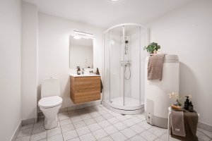 Dusjkabinett og varmtvannsbereder ble montert av Grevstad & Tvedt AS i 2026.