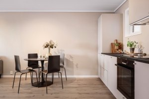 God plass til spisebord i tilknytning til kjøkkenet. 