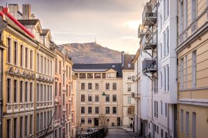 Skjermet beliggenhet et steinkast fra trappene til Johanneskirken. 