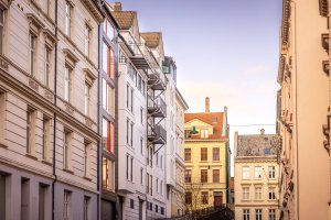 Leiligheten er vendt ut mot Bohrs gate og ligger i 2.etasje. Her er det også inngang til bygget. Det er ingen innsyn fra gaten. 