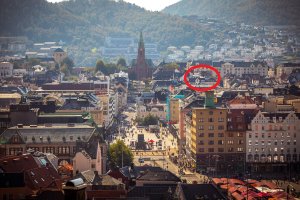 Attraktivt nabolag (rød ring) like ved Johanneskirken. Et av byens mest kjente landemerker. Kirken ruver storslått over byen og gir området et vakkert og historisk preg – et kjent møtepunkt for både studenter og byens befolkning.