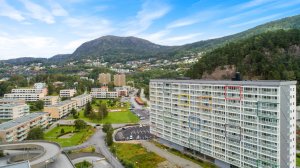 Leiligheten ligger gunstig plassert i 5. etasje med adkomst via heis. Stor og innglasset altan, som ligger mot vest.