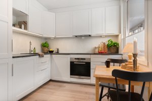 Lekkert Ikea kjøkken fra 2018 med tilhørende hvitevarer. Det er bra med skap- og benkeplass samt plass til spisebord.