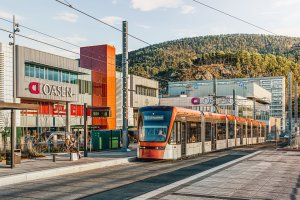 Det er kort gåavstand til Oasen Storsenter med utallige butikker og ulike servicetilbud samt Bybanens endestopp. 