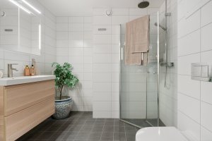 Moderne og stilrent bad, som ble oppusset i 2018. Det er rør-i-rør system og dusjhjørne med innfellbare glassvegger.