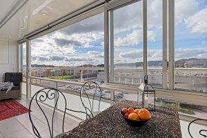 Altanen er på hele 16 m2 og ligger vestvendt. Glassveggene kan skyves til siden når man soler seg.