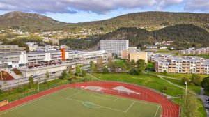 Her bor man i "hjertet" av Fyllingsdalen, med kort avstand til daglige fasiliteter, offentlig transport og turterreng. Det er kort kjøretid til Bergen sentrum.