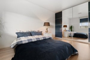 Romslig skyvedørsgarderobe med speilglass til oppbevaring av klær etc.