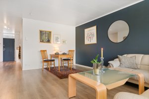 Fondveggen i stuen skaper en fin kontrast til de lysmalte veggene.