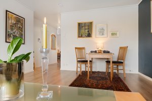 Leiligheten er malt i nøytrale fargetoner og det flotte 1-stavs laminatgulvet, gir et stilrent uttrykk.