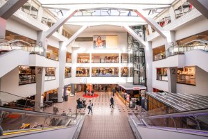 Galleriet ligger kun en kort spasertur unna og tilbyr et stort utvalg av butikker, serveringssteder og tjenester. Alt fra klær og sport til apotek og spesialbutikker – midt i hjertet av Bergen.