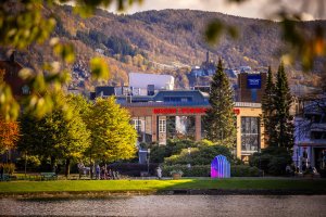 Bergen Storsenter ligger rett ved togstasjonen og byr på et av byens største utvalg av butikker samlet under ett tak. Et praktisk og populært sted for både handling og møtepunkter i sentrum.