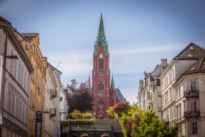 Å bo midt i Bergen sentrum gir deg et levende byliv rett utenfor døren. Her har du alt innen rekkevidde – kultur, restauranter, shopping, konserter, festivaler og møteplasser.