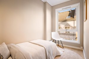 Koselig soverom med moderne overflater. 