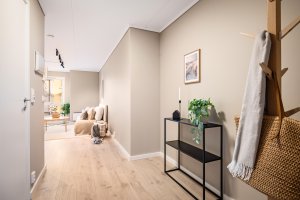 Praktisk inngangsparti med nylig malte overflater (2026) og god plass til jakker og sko. En helhetlig og moderne følelse helt fra inngangsdøren. 
