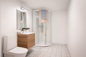 Bad fra 1995 med dusjkabinett fra 2026 som fører vannet direkte til sluk.