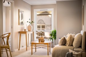 Pent oppholdsrom med praktisk planløsning mot kjøkkenet; store flater og nymalte overflater gir en luftig og innbydende atmosfære.