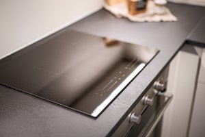 Alle hvitevarerne følger med i handelen. 