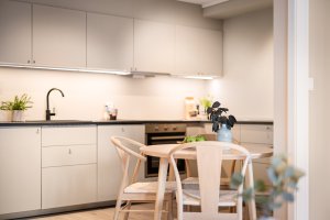 God plass til spisebord i tilknytning til kjøkkenet. 