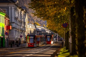 Med buss, bybane og tog i nærheten, er du godt rustet for både hverdagsreiser og helgeturer. Toget tar deg enkelt til Voss eller Geilo dersom du vil på skitur, og Bybanen gir rask forbindelse til resten av byen og flyplassen.