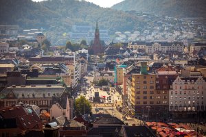 Å bo midt i Bergen sentrum gir deg et levende byliv rett utenfor døren. Her har du alt innen rekkevidde – kultur, restauranter, shopping, konserter, festivaler og møteplasser.