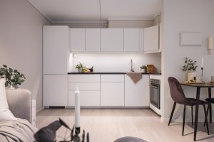 Pent og moderne kjøkken med hvitevarer som følger med. 