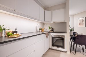 Det er god benkeplass og godt med både skuffer- og skap. 