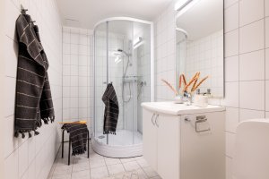 Det er dusjkabinett med bunn og bakvegger slik at dusjvann går direkte i sluk. Dette fører til minimal fuktpåvirkning på gulv/vegger ved dusjing. 