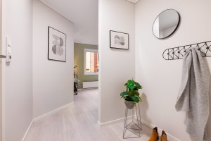 Koselig entré/gang med lyse overflater. 