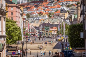 Det er ca. 2-3 minutters gange fra leiligheten til Torgallmenningen. 