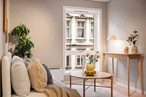 Friske overflater fra 2026 og laminatgulv fra 2016 gir en lys og innbydende helhet.