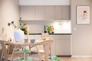 Kjøkkenet er oppgradert i 2026 med nye fronter og noen nye skrog, ny benkeplate, ny vask og nytt blandebatteri/kran. Det er montert Aquastop på kjøkkenet i 2026. 