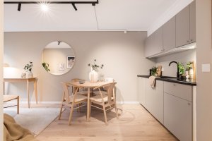 God plass til spisebord i tilknytning til kjøkkenet. 