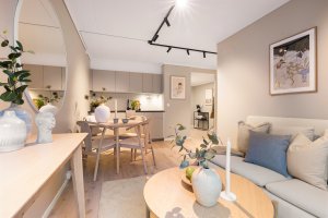 Pent oppholdsrom med praktisk planløsning mot kjøkkenet; store flater og nymalte overflater gir en luftig og innbydende atmosfære.