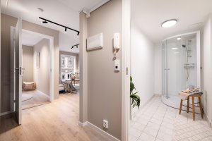 Det er inngang til badet fra gangen. 