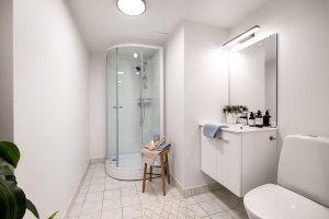 Dusjkabinett fra 2026 fører vannet direkte til sluk. Ellers er badet er fra byggeår 1995. 