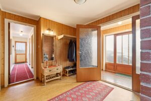 Romslig Hall med god plass til garderobeskap
