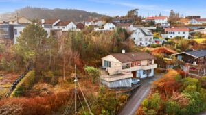 Boligen ligger høyt og fint i terrenget
