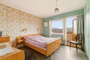 Hovedsoverom i 2 etasje med plassbygde garderobeskap
