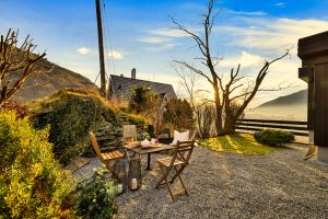 Flere soner på tomten. 