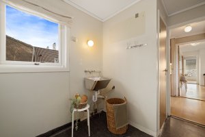 Videre er det vaskerom, innvendig bod og biutgang til hagen. 