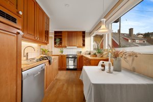 Kjøkkeninnredning med profilerte heltre fronter og takhøy innredning. 