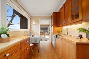 Kjøkkeninnredning er fra 1990-tallet. 