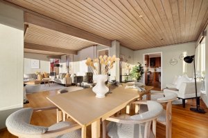 Fin flyt mellom oppholdsrommene og masse naturlig lys.  