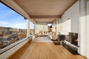 Planløsningen er funksjonell, men i hovedsak tilpasset byggeåret, og fremstår i dag som moden for oppussing/renovering.