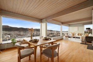 Original og karaktersterkt bolig med særpreg og autentisitet. I stue, gang og trapp er dette er bygget med heltre eikegulv 