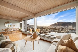 Den varme trehimlingen gir rommet en lun og behagelig atmosfære, perfekt i samspill med store vindusflater og naturlig lys.