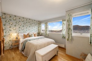 To av soverommene ligger i front og kan skilte med en nydelig utsikt. 