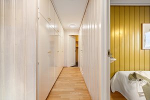 Det er integrert garderobeskap i gangen på vei mot badet. 